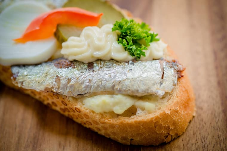 Elegant canapé service